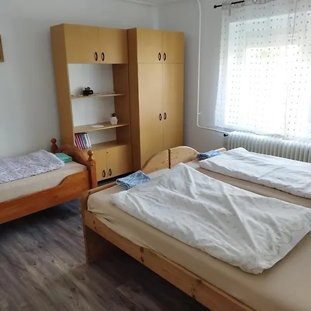 Rozi Vendeghaz Szolad